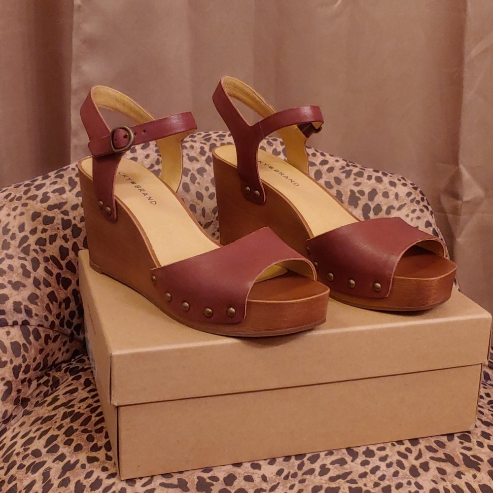 Lucky wedge sandals